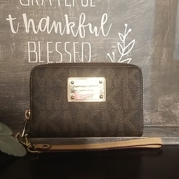 Michael Kors Handbags - Michael Kors jet set zip around small wristlet